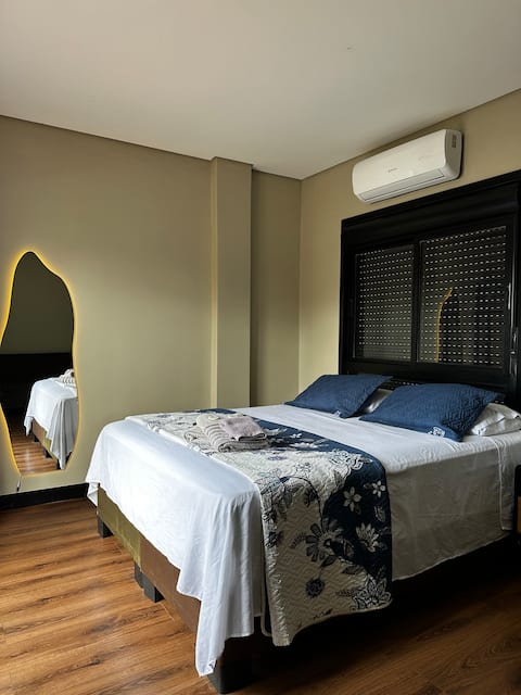 Luxurious Studio in Downtown - Queen Bed + Air Conditioning!