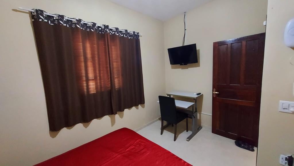 Dhomë dopio me krevat dopio "queen", dyshek shumë të rehatshëm, televizor dhe ajër të kondicionuar 