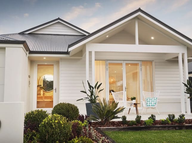 Xtra Luxury New 4BD Playground Coastal. Wifi