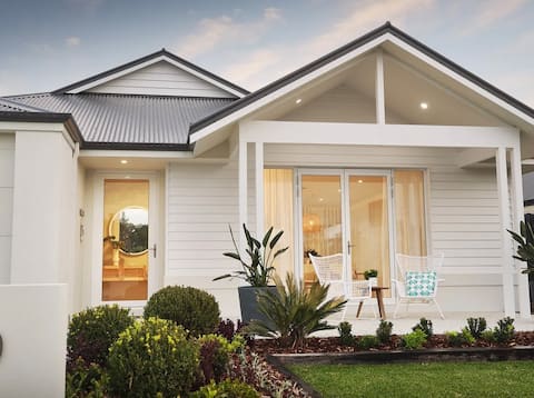 Xtra Luxury New 4BD Playground Coastal. Wifi