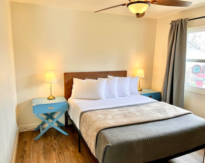 Manželská posteľ s výhľadom na dvor.