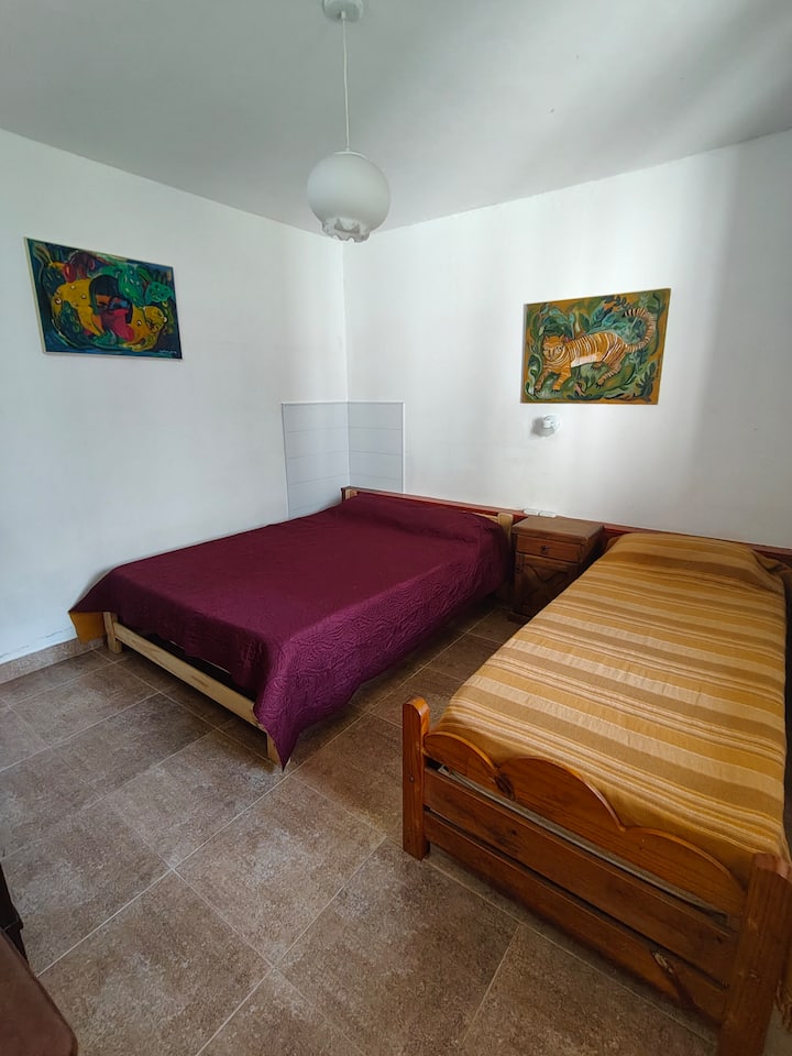 1张双人床和1张1张1张1米宽单