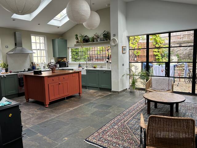 Family house in Cotham with 2 cats & free parking