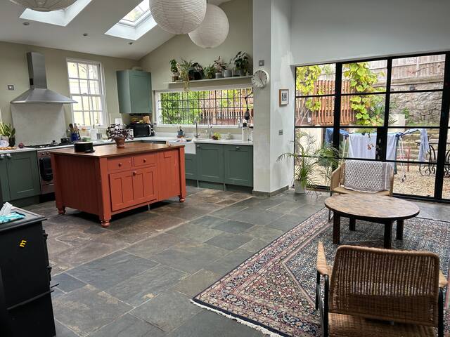 Family house in Cotham with 2 cats & free parking gallery image 5