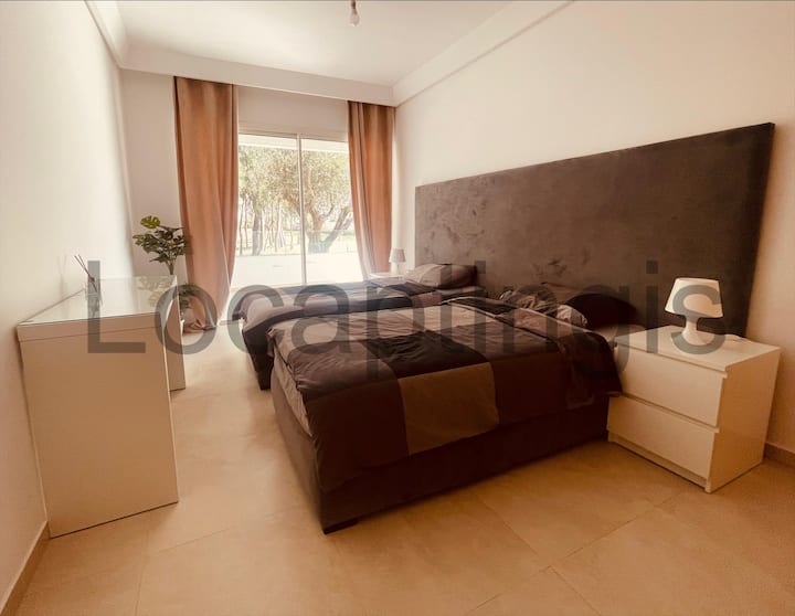 带更衣室的双人卧室。