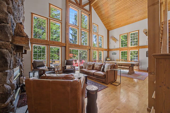 Lazy Bear Lodge: Hot Tub, Game Room & Dogs OK