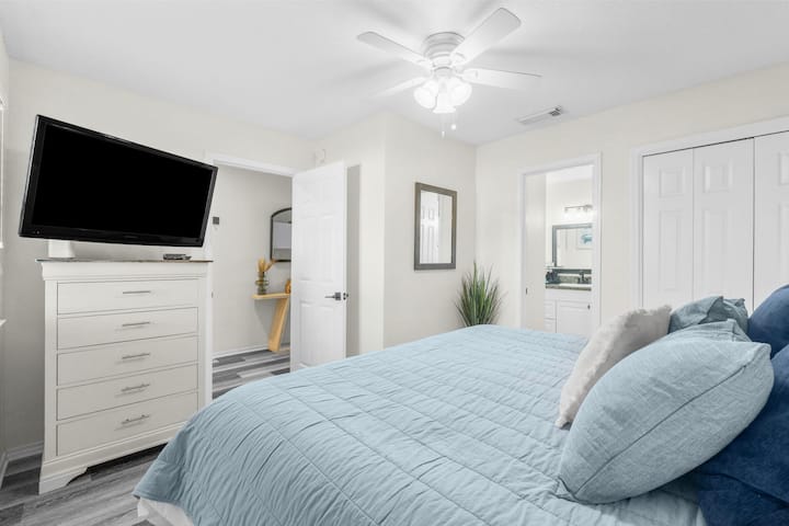 Главна спална соба - брачен кревет (широк 150-179 см), паметен телевизор, сопствена бања со када/туш