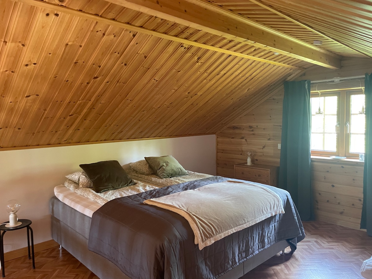 Loft gjumi me krevat dopio dhe 1 krevat tjetër 120 cm