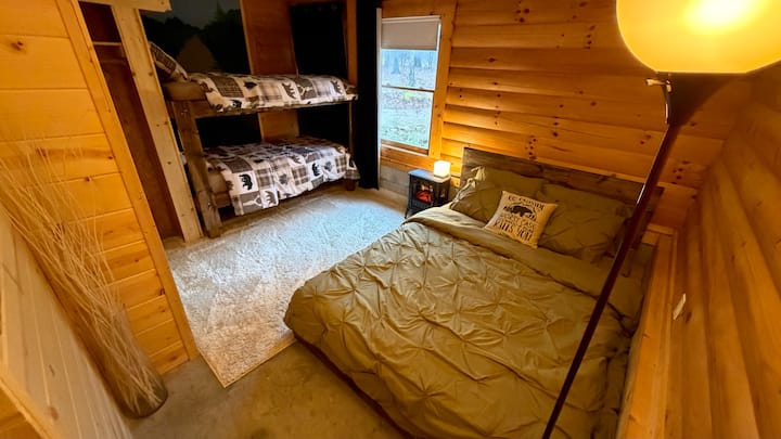 Spálňa na prízemí s manželskou posteľou a poschodovou posteľou