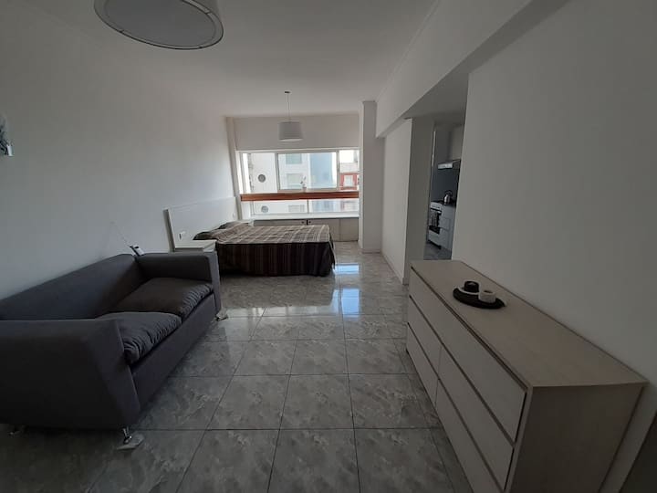 غرفة شائعة الاستخدام (كل شيء في نفس البيئة )، والصورة حيث السرير مع عربة (الصورة 17 ) هو نفس البيئة، فقط أن الأريكة كانت تعمل. المطبخ منفصل 