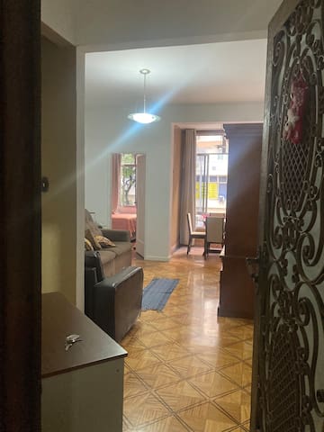 Apto espaçoso, à uma quadra da praia Copacabana