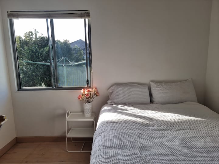 Cette chambre confortable dispose d'un plancher en bois de pin à 100 %, d'une armoire en bois de pin magnifiquement fabriquée à la main et d'un lit en bois de pin assorti, apportant chaleur, confort et charme naturel à votre séjour.