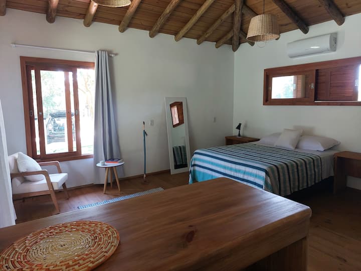 Green Sea Suite. ფართო და კომფორტული საწოლი, კონდიცირება და აღჭურვილი ამერიკული სამზარეულო. Აივანი ბუნების ხედებით, იდეალურია დასასვენებლად.