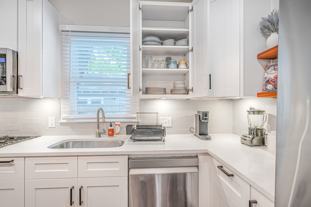 Historic Bungalow | Private Mini Golf | Near UT-DT