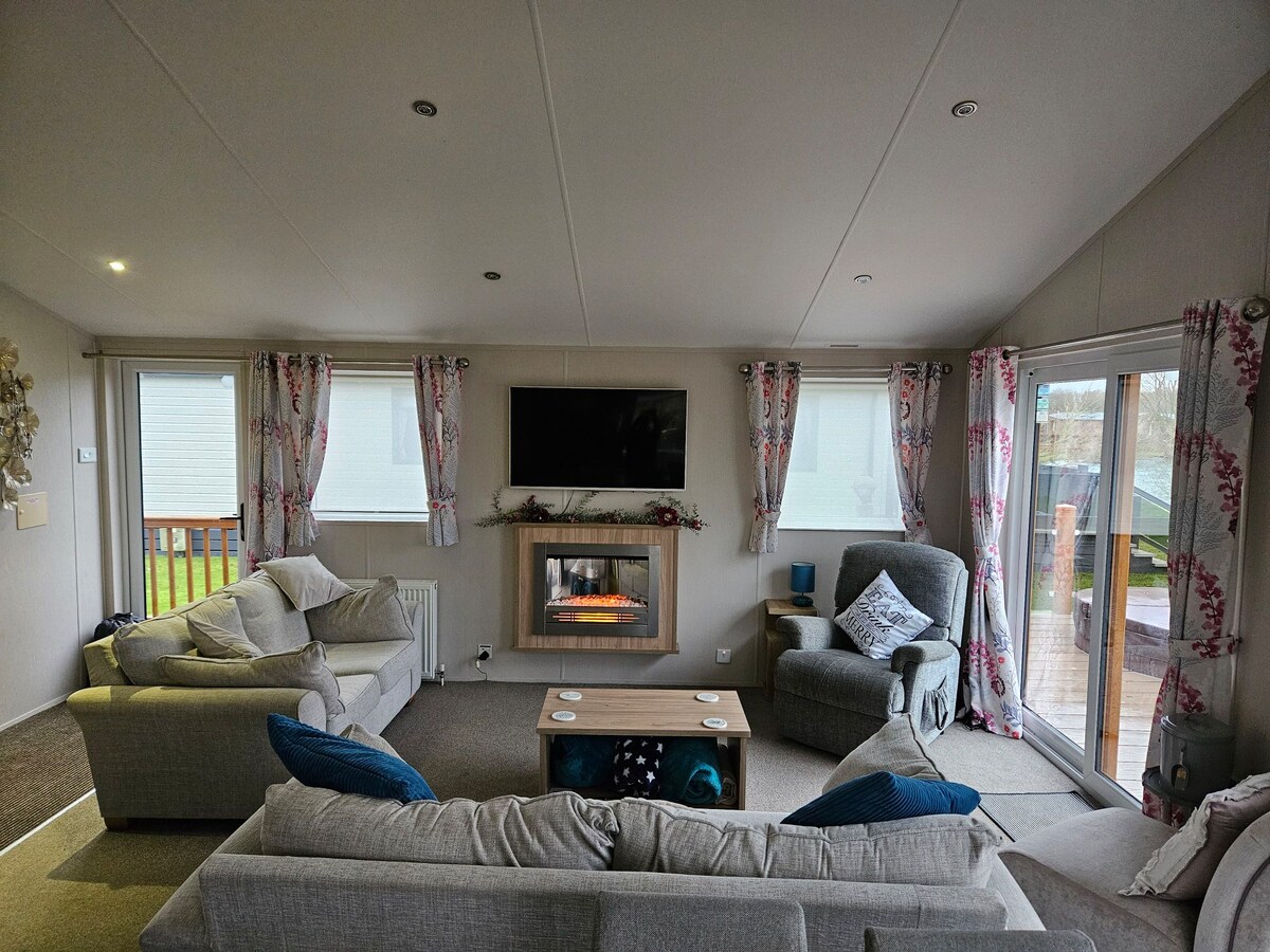 Top Airbnb: Waters Edge, indulgence Lodge in Tattershall