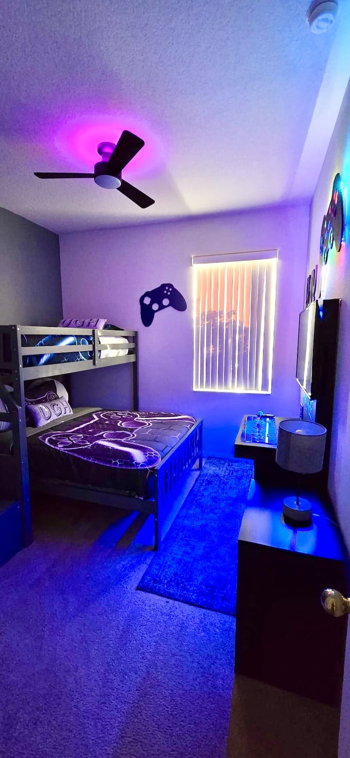 El dormitorio 2 trae la diversión: juegos de Arcade retro más una acogedora litera doble para el lugar de reunión familiar perfecto