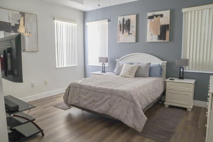 Tu refugio te espera: nuestro dormitorio principal ofrece un espacio generoso y una comodidad relajante en una cama tamaño queen. 