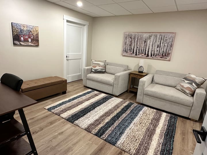 يمكن استخدام هذه الغرفة كغرفة نوم أو مكتب أو غرفة يوغا أو غرفة هادئة. يحتوي على كرسيين للنوم، يتحول كل منهما إلى سرير مزدوج بالحجم العادي. 