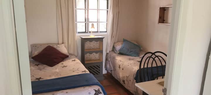 Dva odvojena kreveta i mali ormarić