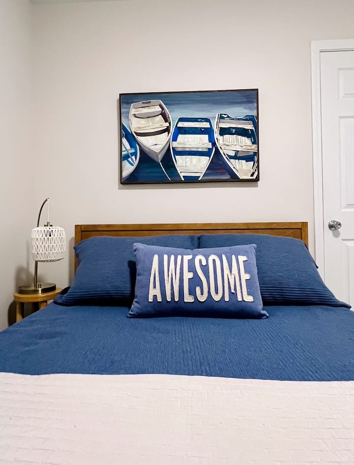 「蓝色」卧室配有全新的Casper标准双人床垫和带轮床。  