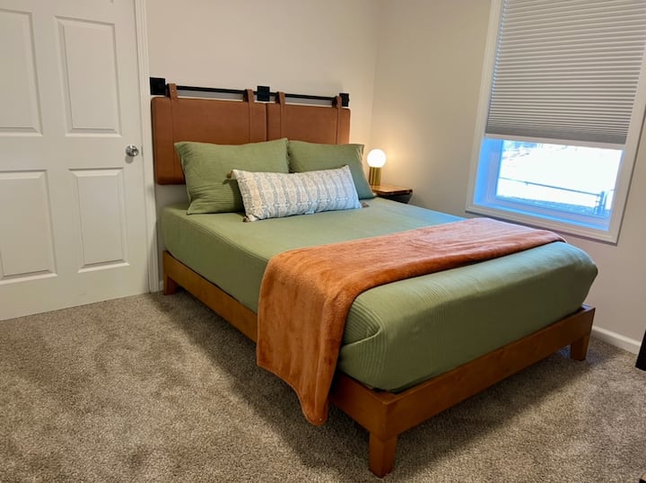 「绿色」卧室配有全新的Casper标准双人床垫。  