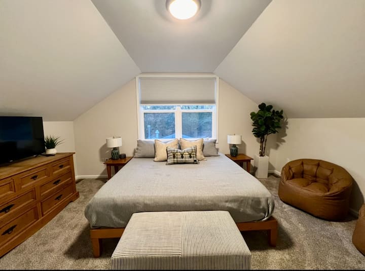 主卧配备全新的Casper加大双人床垫。  