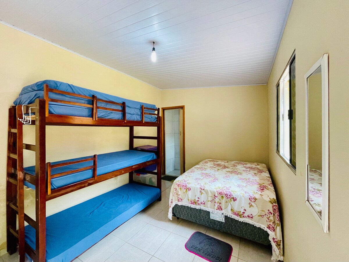 סוויטה 1 עם טרליש ומיטה זוגית.