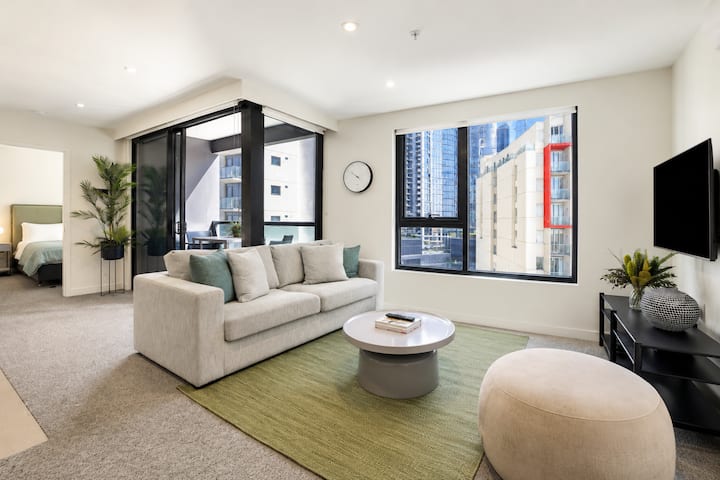 Prime Location, Balcony, Gym, Tram, Space & Style! - Melbourne