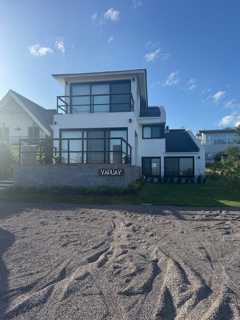 A divine house in Montoya facing the sea