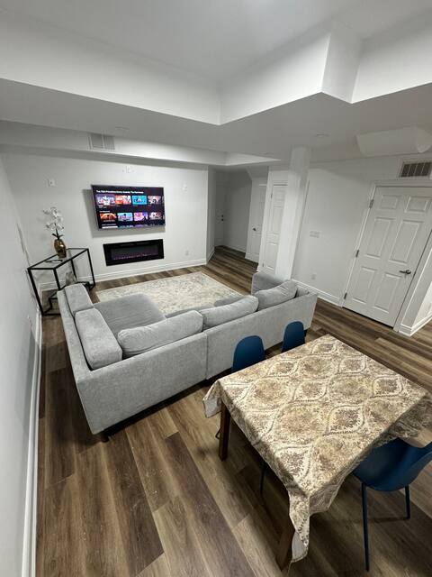 Top performing Airbnb: Spacious and Modern 2-Bedroom Basement Suite in Churchill Meadows