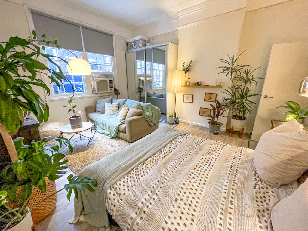 غرفة خاصة مليئة بالضوء في قلب نيوتاون مع سرير مريح بحجم كوين وكرسي مريح للنوم ونباتات خضراء. على بعد خطوات من المقاهي والبارات والمواصلات. استمتع بمشروب مجاني في الطابق السفلي في رافينسبور، وهو بار محلي شهير.