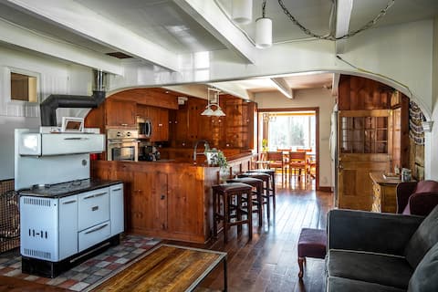 Augustin Historical House – Large House/Inn