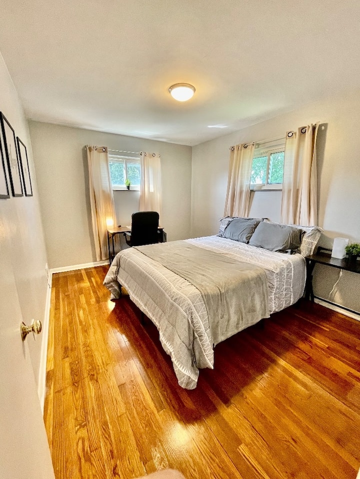 ม่านทึบแสงและพัดลมในห้องนอนหลัก 