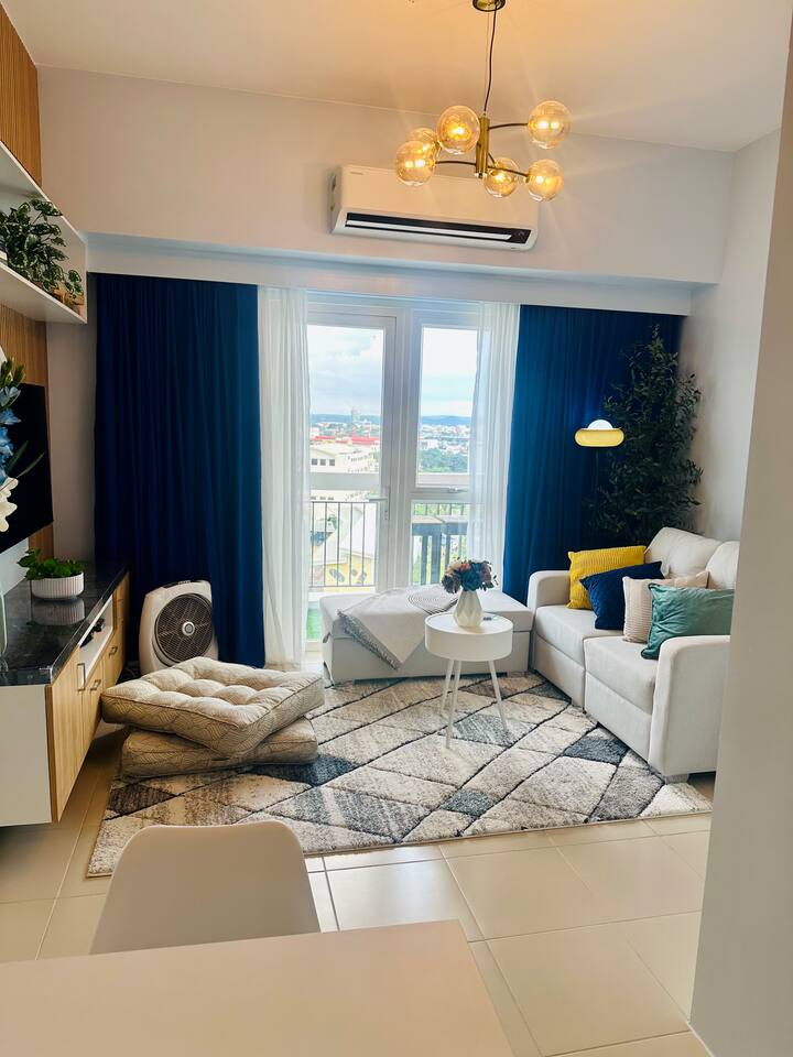 Naš dnevni boravak ima odličan prostor za opuštanje i uživanje u omiljenim TV emisijama ili igranje društvenih igara. Ima vlastiti balkon s visokim stolom i stolicom kako biste mogli uživati u ambijentu s pogledom na grad.