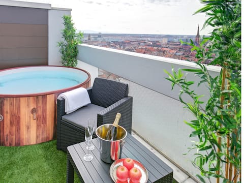 The Penthouse with Rooftop Hot Tub and Views
