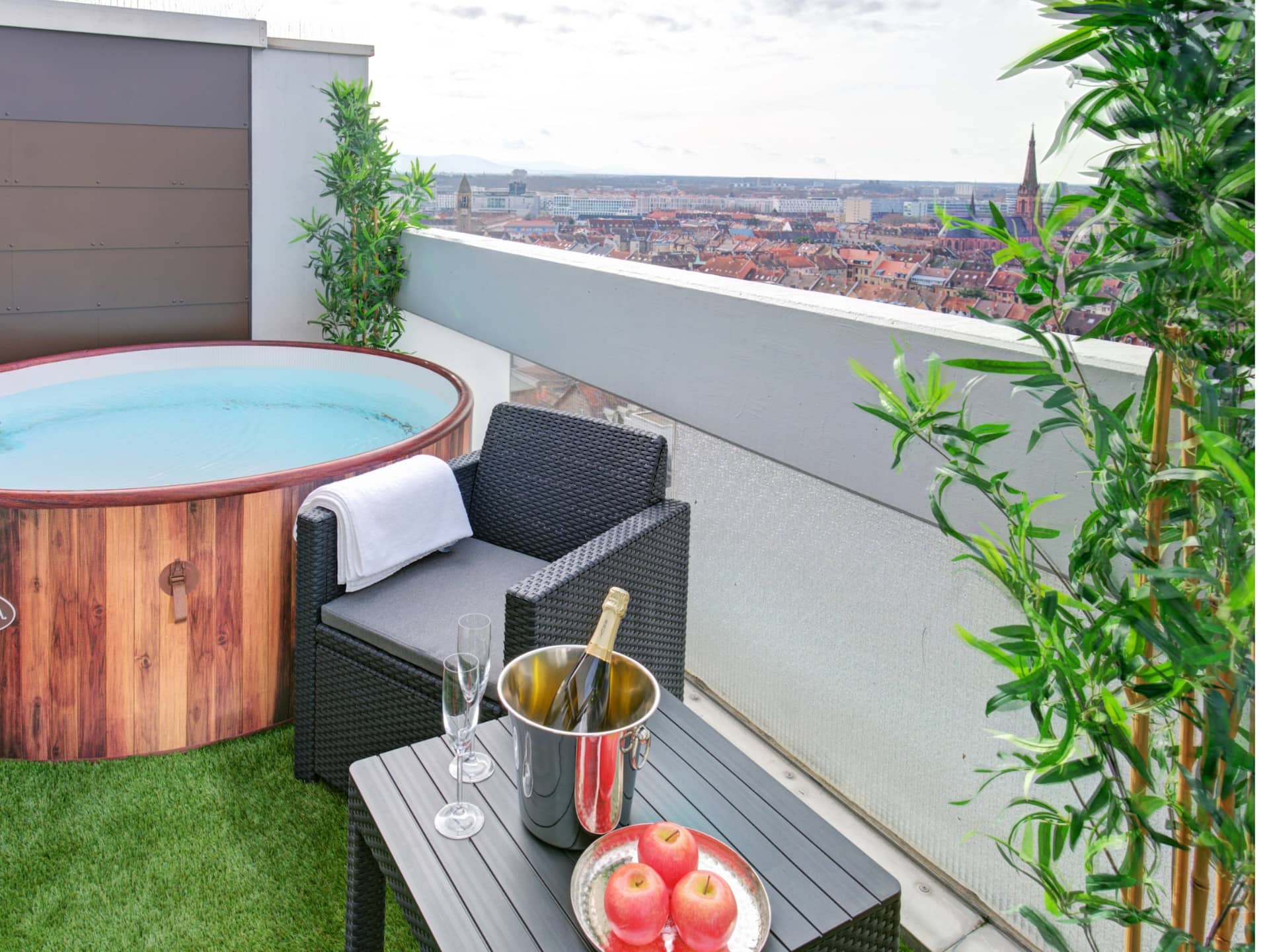 The Penthouse with Rooftop Hot Tub and Views