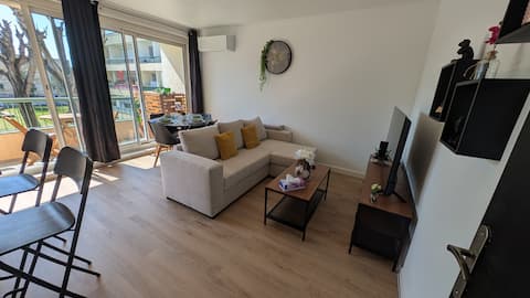 Air-conditioned 2-bedroom apartment with 
Arrive Autonomously!