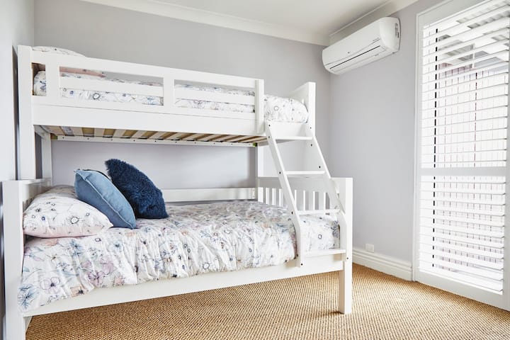 בחדר הילדים, מיטה זוגית, עם מיטה עליונה אחת.  חדר הילדים חולק חדר רחצה משפחתי ושירותים נפרדים עם חדר שינה קווין נוסף.  