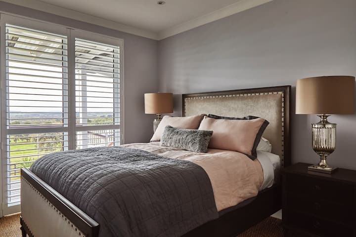 בחדר השינה המעולה הזה יש סוויטה פרטית 
פתחו את הדלתות הכפולות שלכם למרפסת והרגישו את רוח הים הקלה.  