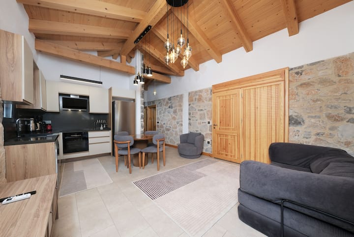 Geniş Havuzlu Lüks Taş Villa 6 Kişilik - Köyceğiz
