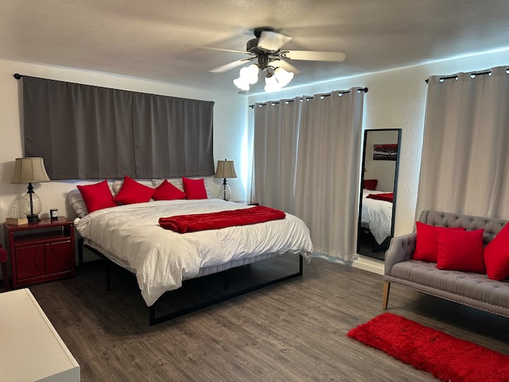 Red Room Suite (ზემოთ)  - Kingsize საწოლი, ელექტრო ბუხარი, სალონის Chase Lounge, ცალკე აბაზანა-ტუალეტი საშხაპეში გასეირნებით. 