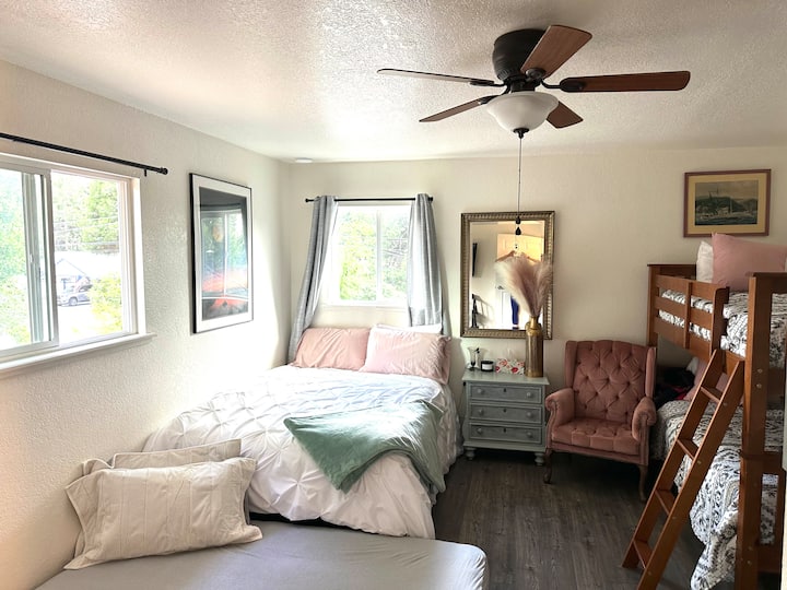 Ეს არის საუკეთესო ფილმების ძილის წვეულების ოთახი - აირჩიეთ ჩვენი DVD არჩევიდან!! Საკაბელო არ არის. ტელევიზორის დისტანციურად დაკავშირება შესაძლებელია Wi ‑ Fi ქსელთან, თუ გაქვთ მომსახურება, რომელშიც შესვლა გსურთ. 