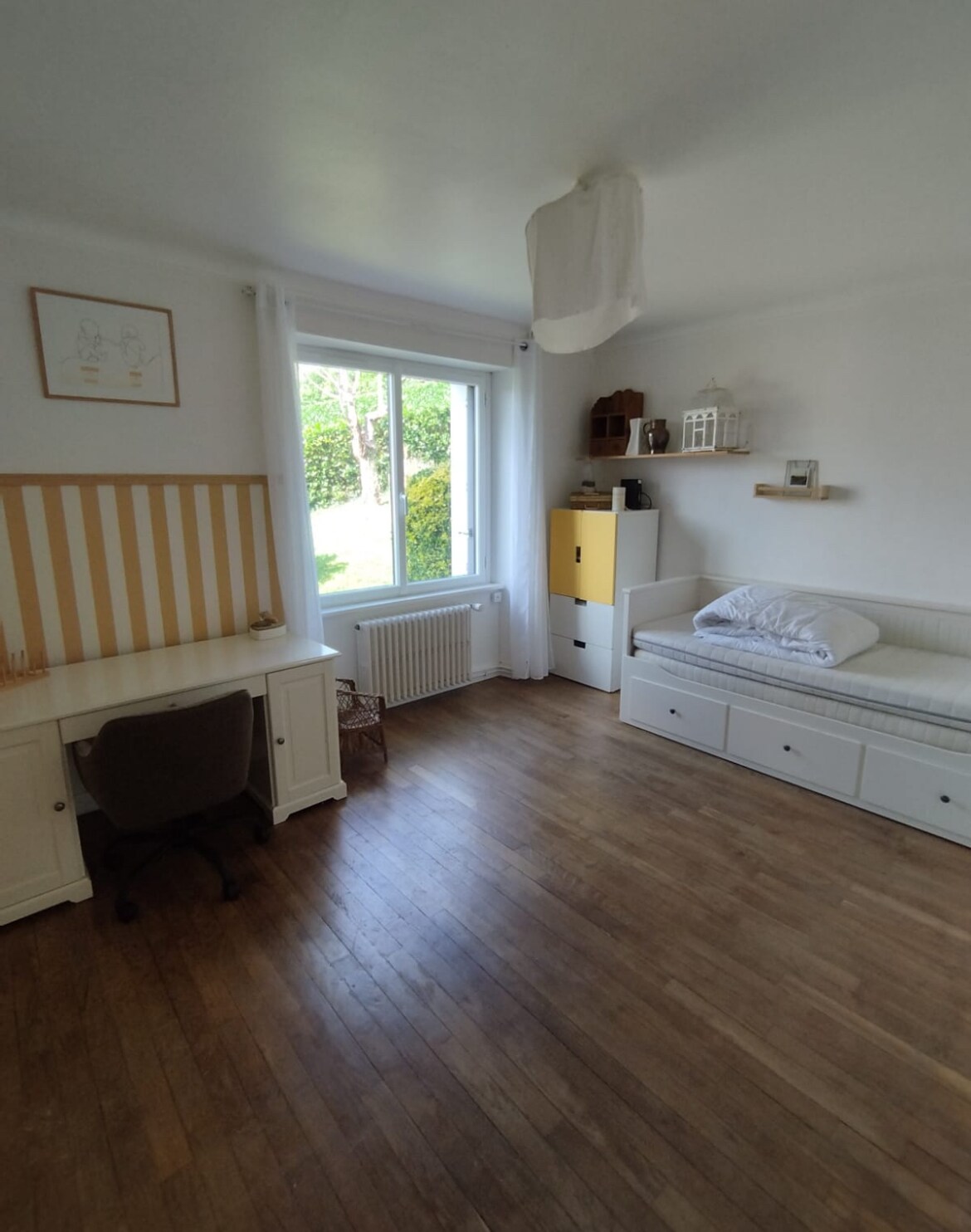 Slaapkamer op de 1 etage beneden, naast de woonkamer en bovenbadkamer. Het bed opent om een tweepersoonsbed op te maken. 