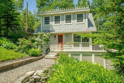 "Nestled Inn" Cottage - With Direct Water Access