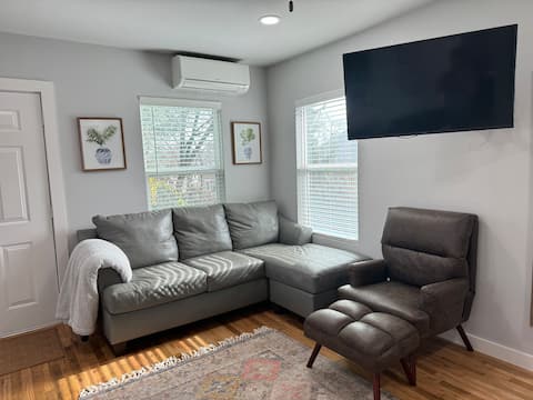 Top performing Airbnb: Hyde Park Guesthouse - Upstairs in Hancock