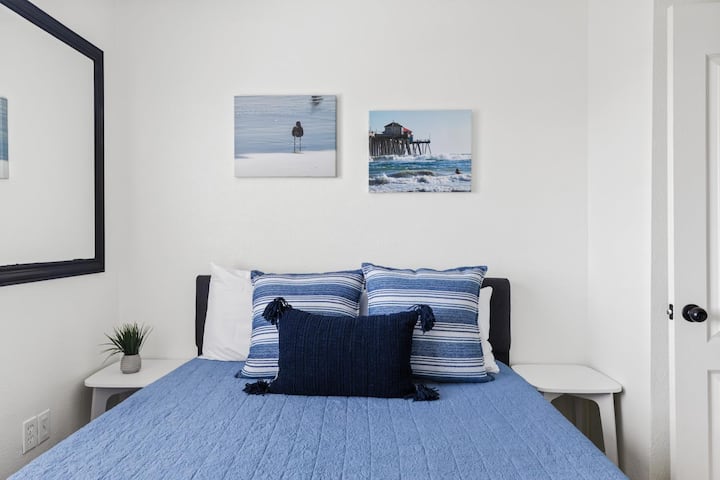 تحتوي غرفة النوم 6 في الطابق العلوي على سرير مريح بحجم كوين وبياضات ناعمة وديكور أنيق. 