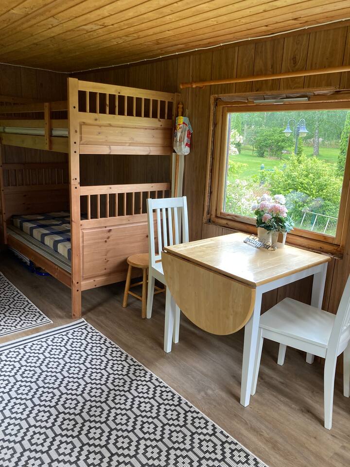 بيت الضيوف مع غرفة تتسع لـ 5-6 أشخاص للنوم فيه. بيت منفصل عن البيت الحقيقي. 