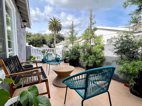 Chic Mid-Century Oasis W/Balcony