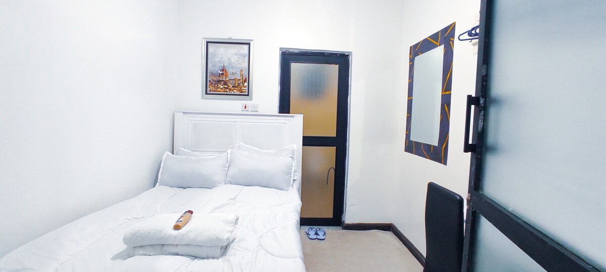 מיטה זוגית נוחה לשינה נהדרת. מצעים נקיים, כריות ופרטיות טבעית עם דלת המפרידה בין האזור לבין אזורי הכניסה. בטוח, שקט ומואר היטב — מושלם להירגע או לצפות בסדרות מהמיטה.