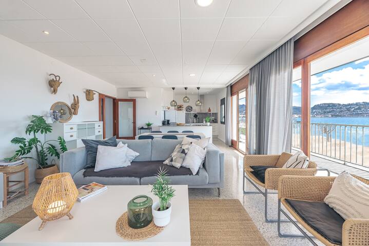 Penthouse on the beach Roses! gallery image 4